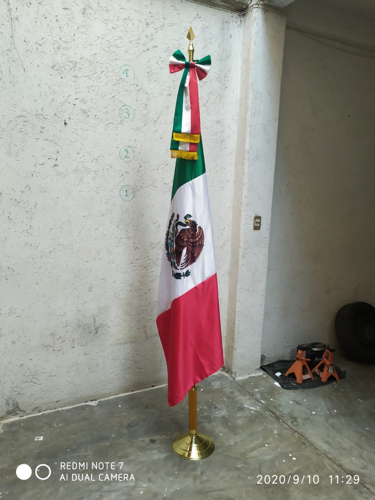 Confección de banderas corporativas bordadas para presídium