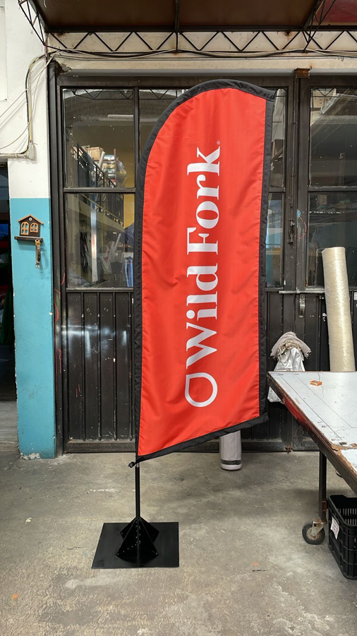 Bandera publicitaria con base rígida tipo cruz o estaca