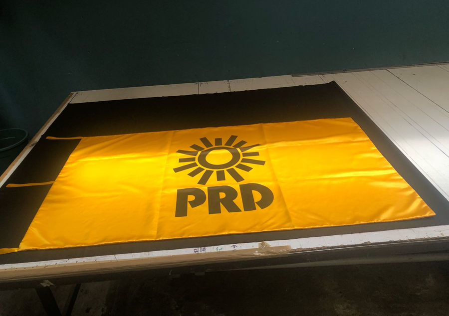 Impresión de banderas políticas y de partidos para campañas masivas