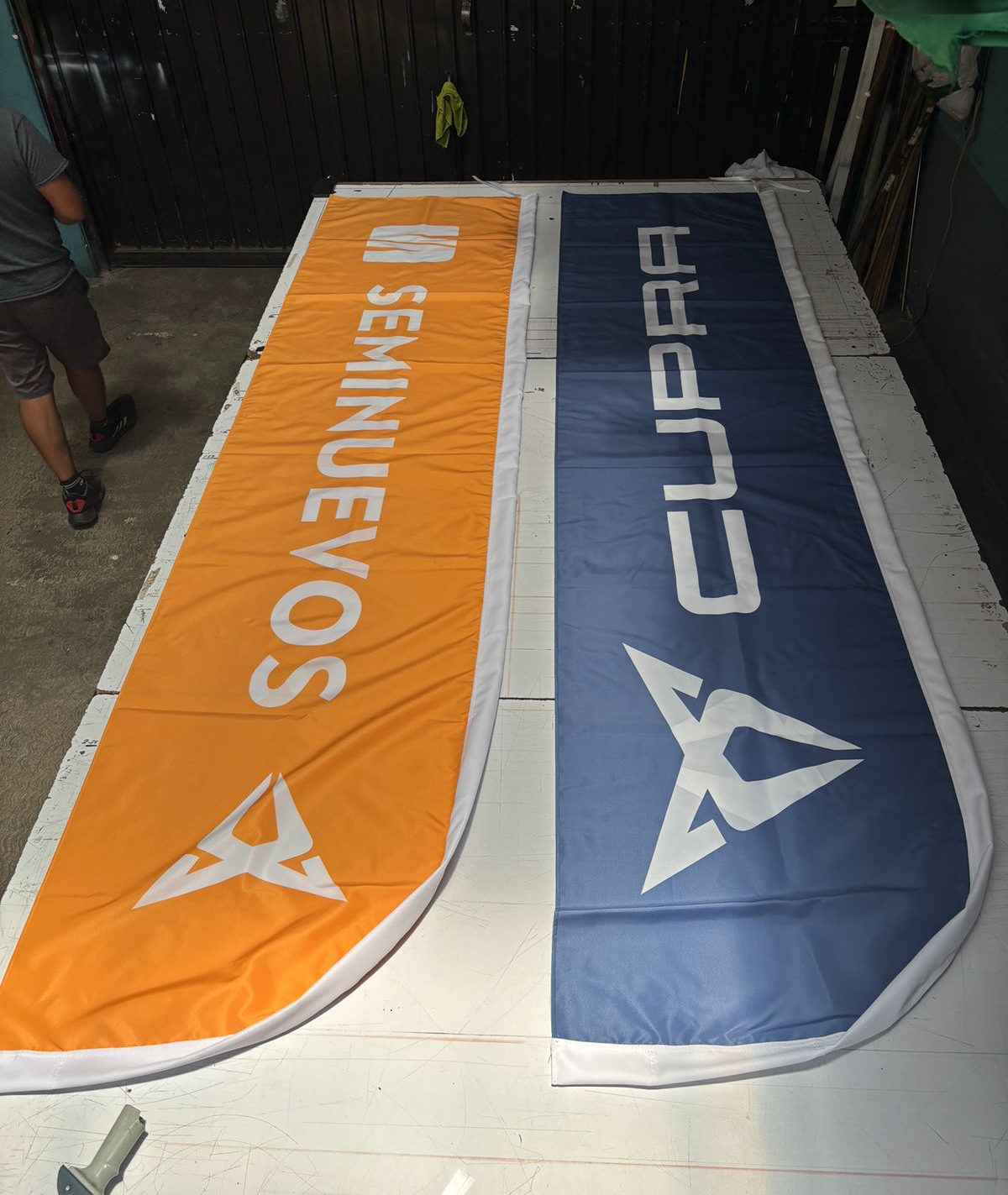 Banderas tipo vela publicitarias de tela drop o fether